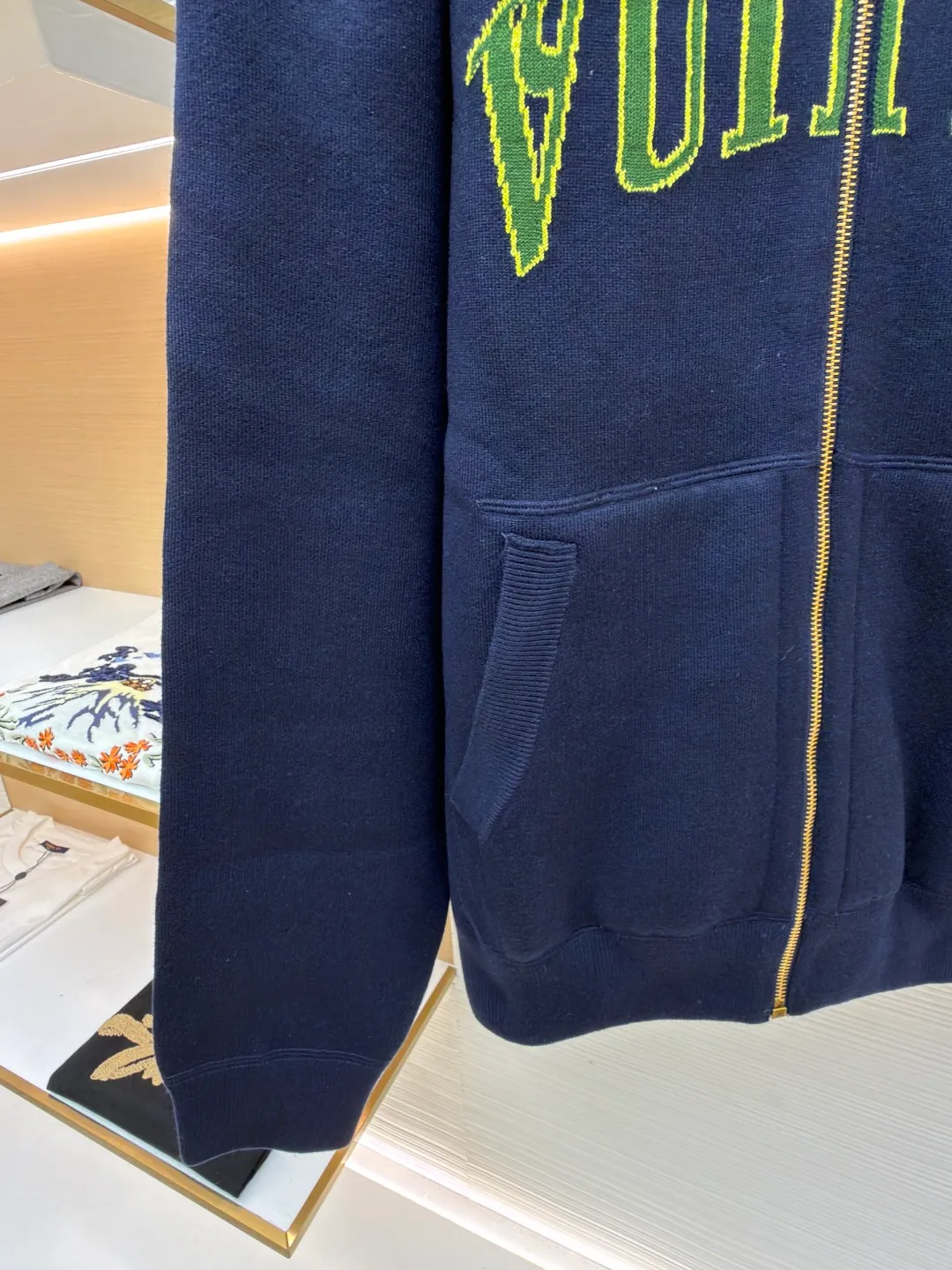 LOUIS VUITTON double-sided cotton-wool blended knitted hoodie ●Original version: Purchased and developed for 27999 ●Item number: 1681379-C50 ●Fabric: cotton fabric ●Technology: knitted jacquard production ●Color: blue-green ●Version: fitted version ●Weight: about 1415 grams ●Size: S-M-L-XL ●Description: Made of cotton-blend knitted fabric, one side is fully printed with the brand's classic Monogram pattern, with green and blue contrasting colors and jacquard craftsmanship, which makes the brand recognizable; the other side is mainly navy blue, with brand letters embroidered on the chest, which is simple and elegant; the hooded design is casual and casual, and can be worn in two ways to unlock various styles to meet the needs of different dressing scenes; the overall version is loose and comfortable, and is tolerant, making it easy to create a trendy and high-end sense. This jacket adopts a double-sided design. One side is mainly navy blue with fluorescent green brand letter jacquard, and the other side is a full-length LV classic logo jacquard spliced ​​with navy blue and green stripes, presenting a diverse style. It has a hooded design and a brand-customized gold zipper, which makes it luxurious and easy to put on and take off. In the weaving process, precision jacquard knitting technology is used. The pattern texture on the front and back sides is clear and three-dimensional, and the yarn is woven tightly and evenly, ensuring that the fabric is soft, skin-friendly and has a good crisp feel. The double front chest pocket design is both practical and beautiful. From jacquard weaving to zipper material selection, every process reflects the brand's strict requirements for craftsmanship. It combines double-sided wear creativity with high-end knitting technology to present a luxurious item with both fashionable recognition and wearable texture. The overall wiring is straight and delicate, the fabric is comfortable and soft, and the color is consistent without color difference. It can be matched with the same style to create a fashionable look and control various occasions. Customized accessories, complete with three standards, same style for men and women!